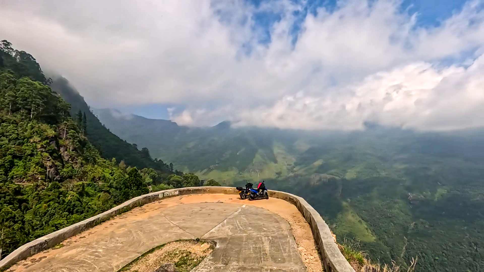 Baker’s Bend horseshoe-shaped viewpoint in Nonpareil Estate overlooking mountain valleys