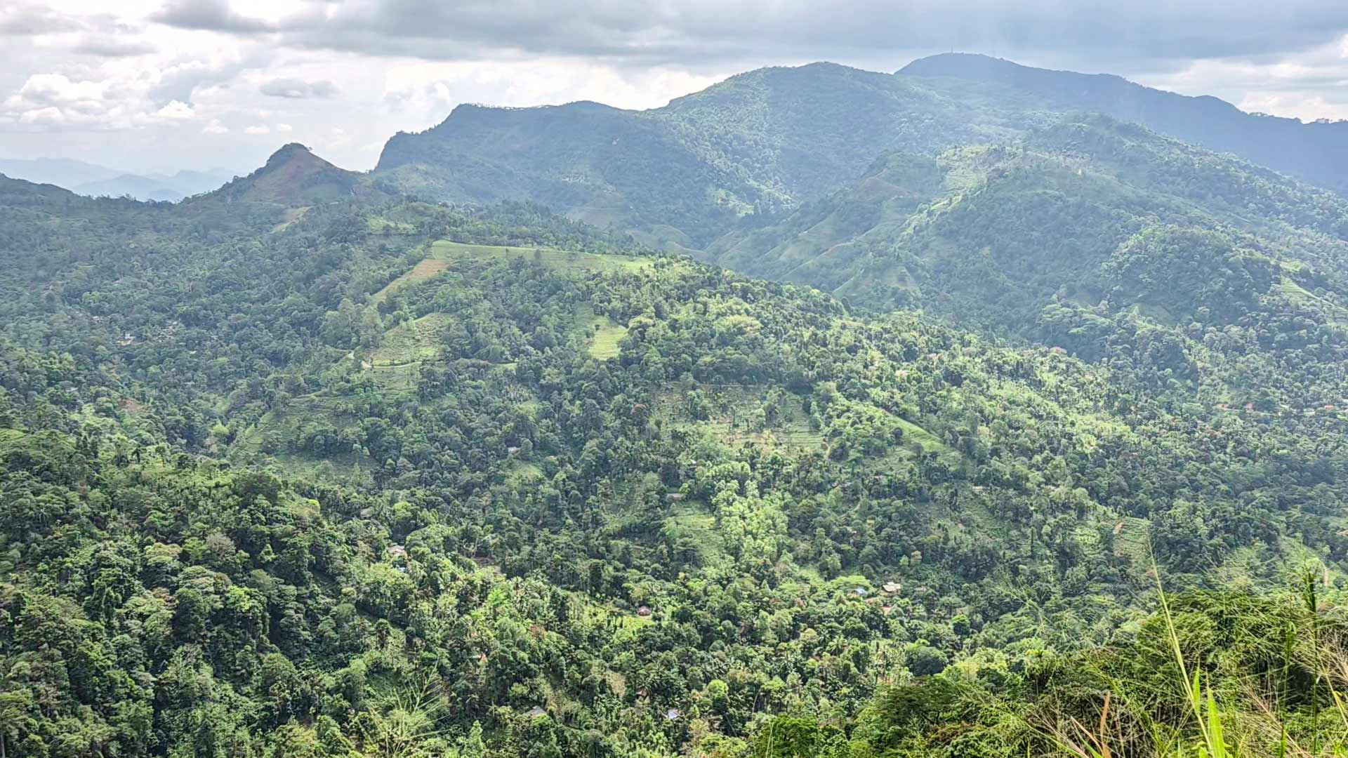 Palampitiya Viewpoint overlooking Dedugala hills and valleys in Kegalle District